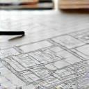 Planimetria di un progetto edilizio con campioni di materiali sullo sfondo